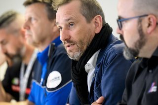 Le président de la Ville de La Chaux-de-Fonds Jean-Daniel Jeanneret, deuxième depuis la droite, a parlé d'une décision très difficile à prendre en lien avec l'annulation des éditions 2023 de la Plage des Six Pompes et de la fête du 1er août, suite...